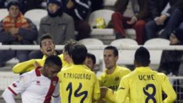 Los jugadores del Villarreal celebran uno de los goles.
