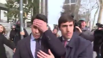 El novio de Ayuso recibe un golpazo en toda la cabeza de una cámara de TV