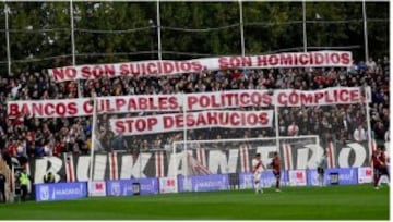 Los aficionados son los que siempre ponen color a los estadios de fútbol, pero en ocasiones utilizan mantas que te hacen reír, llorar o hasta a crear conciencia.