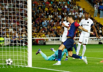 1-0. Pase de Lamine Yamal a Raphinha dentro del área y el brasileño asiste raso, al segundo palo, a Robert Lewnadowski para que marque el primer gol a puerta vacía en el minuto 7 de partido.