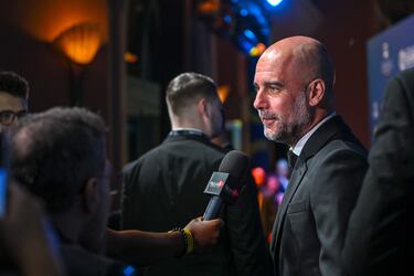 El entrenador del Manchester City, Pep Guardiola, habla con los medios antes de la ceremonia de los premios Globe Soccer Awards en Dubai.