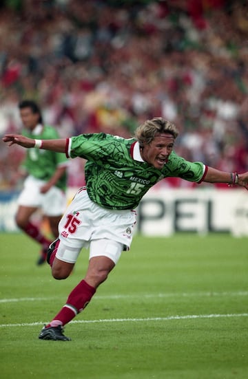 Un delantero letal y que hizo soñar a México con jugar el quinto partido en la Copa del Mundo de Francia de 1998 al marcar el gol con el que momentáneamente vencían a Alemania. El ‘Matador’ terminó haciendo 33 goles con la camiseta verde y es el máximo goleador del Tri en mundiales con cuatro. Internacionalmente probó suerte con el Boca y Los Ángeles Galaxy. 