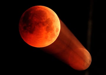 Imagen del eclipse lunar con luna de sangre 2018 desde Jammu, India, en una foto con un efecto creado con la velocidad de obturación lenta.
