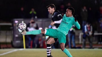 Carlos de la Nava pugna por un balón con Eder Militao durante el partido de Copa entre Unionistas y Real Madrid en 2020.