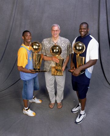 Los Angeles Lakers fue su segundo equipo. En él estuvo de 1996 hasta 2004 y consiguió los mayores éxitos de su carrera. Ganó 3 anillos con el conjunto angelino.
En la imagen con Kobe Bryant y Phil Jackson en 2002 posando con sus tres trofeos de Campeón de NBA.