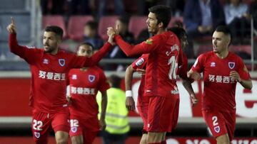 Los jugadores del Numancia celebran uno de los goles ante el Lugo.