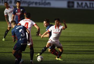 Óliver protege un balón ante el Huesca. / Toni Rodríguez