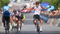 Molano celebra su victoria en la etapa 1 del Giro de Sicilia 2021.
