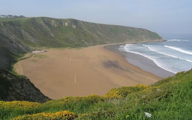 La Playa de La Salvaje, oficialmente conocida como Barinatxe, es uno de los rincones más espectaculares de la costa de Sopela (Vizcaya). Flanqueada por imponentes acantilados y abierta al bravo mar Cantábrico, esta playa de arena dorada se extiende a lo largo de unos 750 metros y es famosa por su ambiente libre y natural.