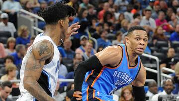 NBA06. ORLANDO. (FL, EEUU).- 29/03/2017.- Russell Westbrook (d) de los Thunder de Oklahoma en acci&oacute;n con Elfrid Payton (i) de Orlando Magic hoy, mi&eacute;rcoles 29 de marzo del 2017, en el Amway Center en la ciudad de Orlando en Florida (EE.UU.). EFE/GERARDO MORA