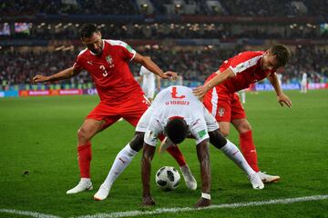 Breel Embolo y Dusko Tosic.