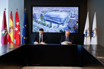 Xabi Alonso estampa su firma en su nuevo contrato con el Real Madrid. A su lado el presidente del club blanco, Florentino Prez.