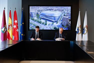 Xabi Alonso estampa su firma en su nuevo contrato con el Real Madrid. A su lado el presidente del club blanco, Florentino Pérez.