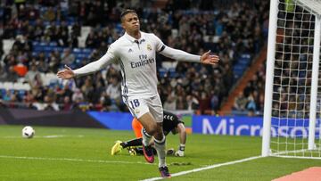 Mariano celebra uno de los goles del Real Madrid a la Cultural.