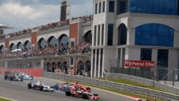 <b>ALONSO GANÓ DOS PUESTOS CON LA TRIBUNA LLENA. </b> No se caracteriza el circuito de Turquía por su asistencia de público, pero ayer, las gradas de la recta de meta sí estaban repletas hasta la bandera. Ellos pudieron ver mejor que nadie la espectacular salida de Fernando Alonso que supo aprovecharse del incidente entre los dos finlandeses, Kovalainen y Raikkonen y, a pesar de la escasa tracción de su Renault, logró subir dos puestos y situarse por delante del Ferrari y el McLaren. Escenas de otros tiempos gracias al talento del asturiano. No serán las únicas, el año promete, al menos, alguna actuación memorable.