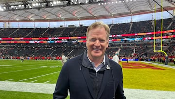 Roger Goodell posa para AS tras la entrevista.