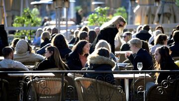FILE PHOTO: People enjoy the sun at an outdoor restaurant, despite the continuing spread of coronavirus disease (COVID-19), in Stockholm, Sweden March 26, 2020. TT News Agency/Janerik Henriksson via REUTERS ATTENTION EDITORS - THIS IMAGE WAS PROVIDED BY A THIRD PARTY. SWEDEN OUT. NO COMMERCIAL OR EDITORIAL SALES IN SWEDEN./File Photo