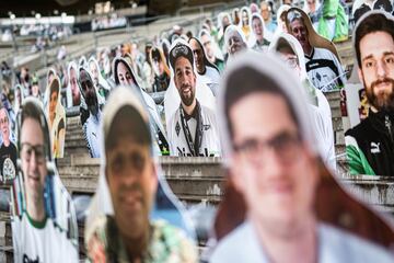 Imágenes de aficionados del Borussia Monchengladbach llenan las gradas del Borussia Park. Los seguidores del club alemán apoyan a su equipo comprando estos cartelones con sus caras y que permanecerán en el estadio hasta que vuelvan los partidos al estadio.