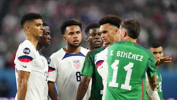 Santiago Giménez discute con Weston McKennie y otros jugadores de Estados Unidos en la derrota de México 3-0 en Las Vegas en partido del Final Four de la Concacaf Nations League.