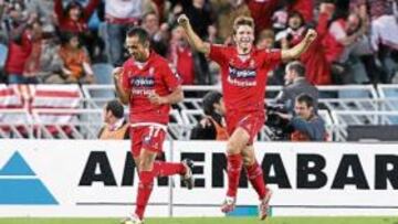 <b>FELICES. </b>Diego Castro y Pedro celebran la victoria del Sporting.