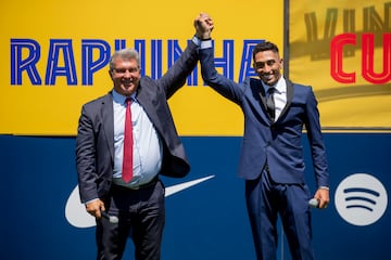 Laporta and Raphinha smile to the cameras during the Brazilian's presentation as an FC Barcelona player.