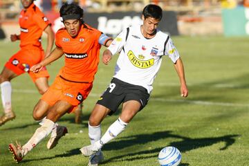 El atacante defiende un balón ante Cobreloa en Calama, por la décimo quinta fecha del Apertura.