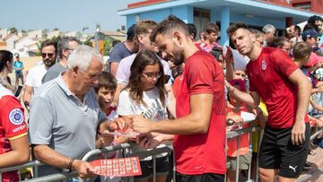 Jugadores del Girona firman autógrafos a los aficionados