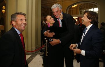 Coral Bistuer y Fernando Romay se saludaron amistosamente al encontrarse. Con ellos estuvieron Javier Valero y José Ramón Lete. Los cuatro mantuvieron una animada charla durante la celebración.