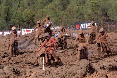 Las abundantes lluvias de los últimos días han convertido el gran premio de motocross de Castilla-La Mancha MXGP en un auténtico lodazal. En la imagen, varios pilotos compiten totalmente cubiertos por el barro en Cózar (Ciudad Real), donde resultó ganador de la categoría reina el piloto esloveno del equipo Honda HRC Tim Gajser.