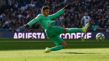 Casemiro intenta llegar a un bal&oacute;n en el partido contra el Espanyol.