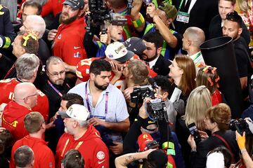 El apasionado beso de Taylor Swift y Travis Kelce celebrando la victoria en la Super Bowl