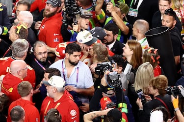 El apasionado beso de Taylor Swift y Travis Kelce celebrando la victoria en la Super Bowl