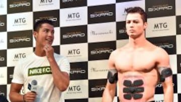 Cristiano, ante la réplica fabricada por los japonenes de MTG.