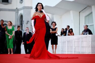 Georgina Rodríguez durante la alfombra roja de la 80ª edición del Festival de Venecia. El vestido que llevaba la influencer se inspiraba claramente en el que llevó Vivian Ward (Julia Roberts) para ir por primera vez a la ópera con Edward Lewis (Richard Gere).