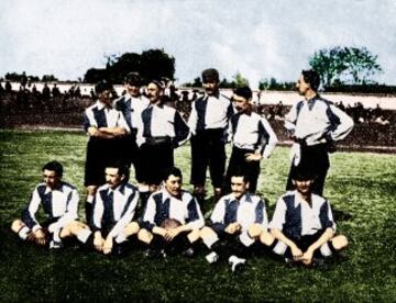 La imágen fue tomada en 1906, las técnicas fotográficas comienzan a permitir fotografiar a los equipos en el terreno de juego, pero todavía se posa de una forma aleatoria.
