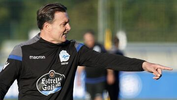 GRA003. A CORUÑA, 24/10/2017.-- Cristóbal Parralo da instrucciones durante el entrenamiento como nuevo entrenador del Deportivo de La Coruña, que hoy ha anunciado la destitución de su ya ex-entrenador Pepe Mel. EFE/Cabalar