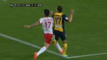 Suso traba a Manquillo en la línea del área.