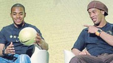 <b>MAGOS DEL BALÓN. </b>Robinho y Ronaldinho deslumbran con su calidad todos los fines de semana.