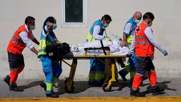 Health workers push a stretcher with a patient in the emergency unit at 12 de Octubre hospital amid the coronavirus disease (COVID-19) pandemic, in Madrid, Spain, September 2, 2020. REUTERS/Juan Medina