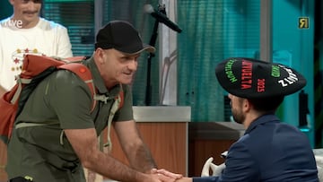 Aitor Francesena "Gallo" poniendo una txapela a David Broncano en La Revuelta, el 11 de noviembre del 2025.