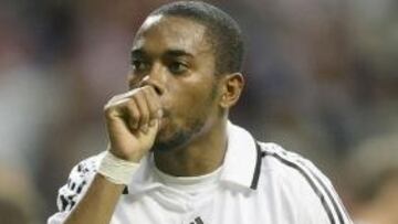 <b>FUTURO INCIERTO.</b> El Real Madrid se resiste a vender a Robinho y el Chelsea no renuncia al brasileño.