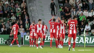 Los jugacores del Almería festejan el 1.1 de Lopy,