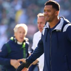 Seahawks' QB Russell Wilson has a pin removed from his finger