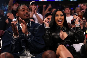 Stefon Diggs, jugador profesional estadounidense de f¨²tbol americano, junto a Cardi B, rapera, cantante, compositora, actriz y empresaria estadounidense, en las gradas del Madison Square Garden para presenciar el cuarto partido de la eliminatoria de Playoffs entre los Boston Celtics y los New York Knicks.
