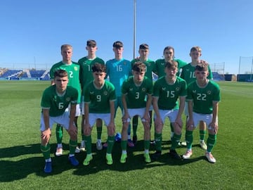 Aarón Ochoa (con el 9) en una alineación con Irlanda sub-17.