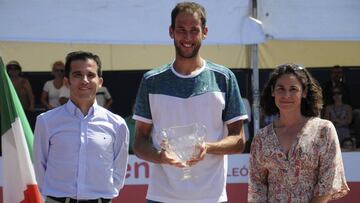GRA103. EL ESPINAR (SEGOVIA), 31/07/2016.- El tenista italiano Luca Vanni (c) posa con su trofeo junto a la directora del Open de Castilla y León, Virginia Ruano (d) y el director general de Deportes de la Junta de Castilla y León, Alfonso Lahuerta Izquierdo (i) tras derrotar al ucraniano Illya Marchenko. EFE/Pablo Martín