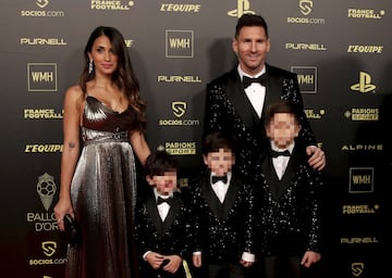Messi con su mujer Antonella Roccuzzo y sus hijos.