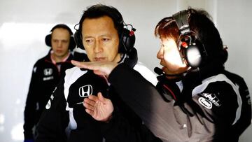 Yusuke Hasegawa hablando con un ingeniero de Honda en el box de McLaren.