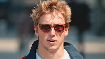 SHANGHAI (China), 20/03/2025.- Red Bull Racing driver Liam Lawson of New Zealand walks in the paddock before the Formula 1 Chinese Grand Prix, at the Shanghai International Circuit in Shanghai, China, 20 March 2025. (Fórmula Uno, Nueva Zelanda) EFE/EPA/ALEX PLAVEVSKI