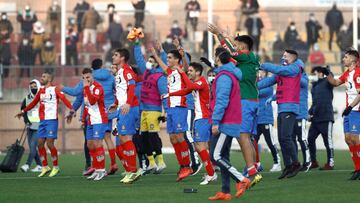 GRAF2589. NAVALCARNERO (MADRID), 17/01/2021.- Los jugadores del Navalcarnero celebran su victoria ante el Eibar en el partido de dieciseisavos de final de la Copa del Rey que se ha disputado este domingo en el Estadio Municipal Mariano Gonz&aacute;lez. EF